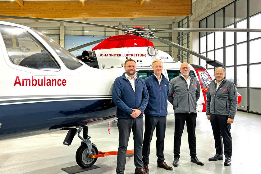 Die Geschäftsführer von Heli-Flight und der Johanniter Luftrettung gemeinsam vor Hubschraubern beider Gesellschaften.
