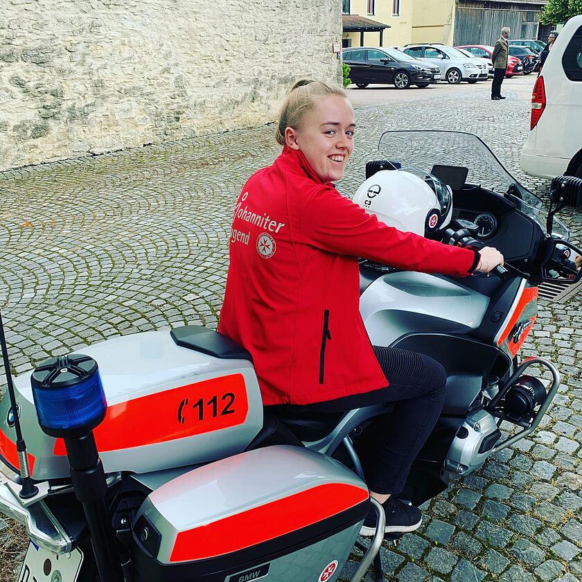 Johanniter auf Einsatzmotorrad