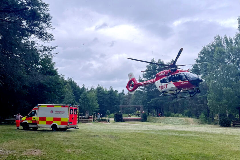 Rettungswagen und Helikopter im Einsatz.