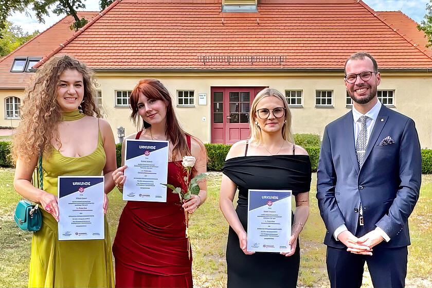 Die drei jahrgangsbesten Preisträgerinnen mit Dr. Niklas v. Kalckreuth, Vertreter der Johanniter-Hilfsorganisation und Preisstifter