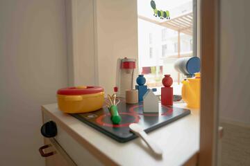 Eine Spielzeugküche in der KiTa.