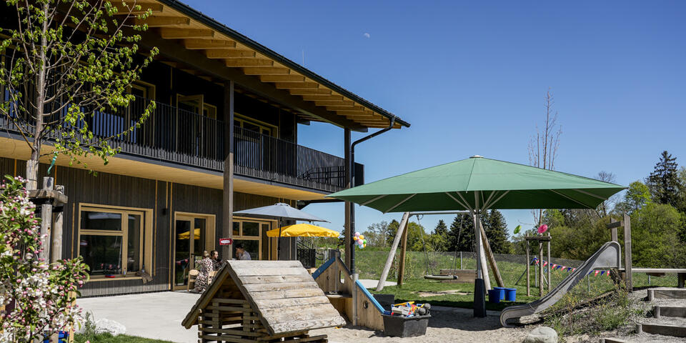 Stilvoll angelegte Spieleinrichtungen im Garten des Kinderhauses Wildenwart.