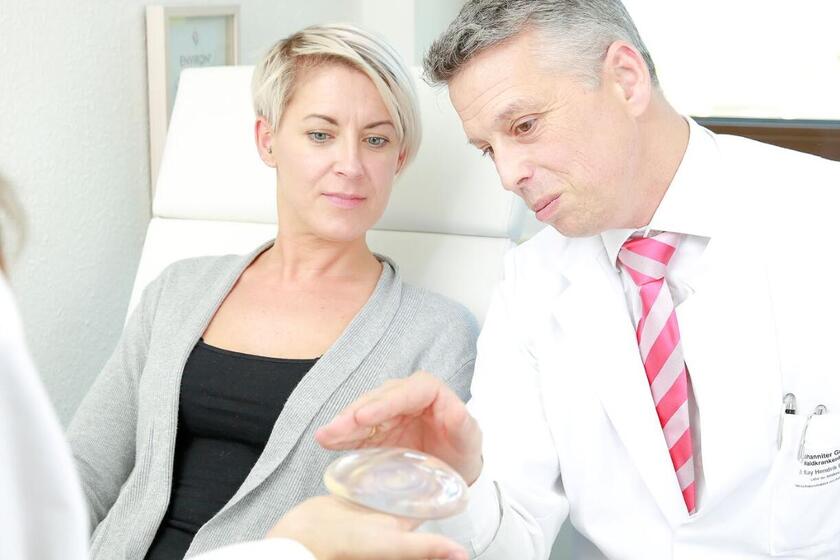 Dr. Busch beim Patientengespräch zu einer Brustvergrößerung 