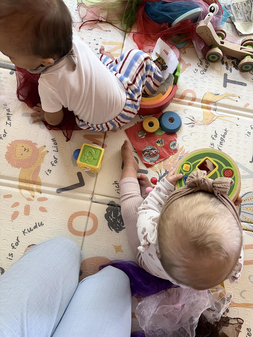 Zwei Kinder spielen in der Kinderspielegruppe in Koblenz