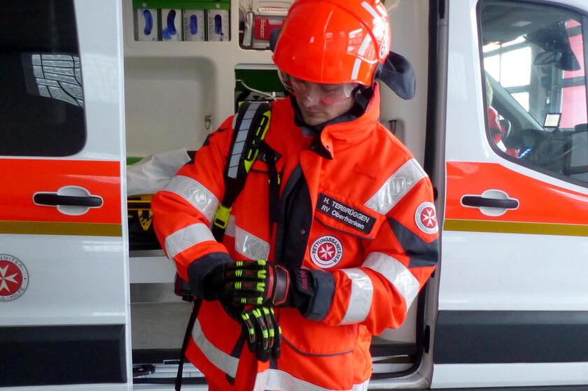 Ein Helm und Sicherheitshandschuhe schützen Ehrenamtliche im Einsatzfall