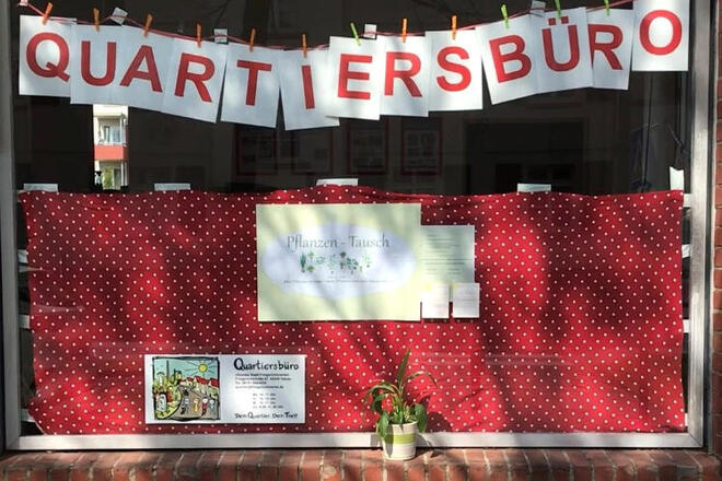 Eingang Quartiersbüro im Freigerichtsviertel in Hanau: Bild von Schaufenster