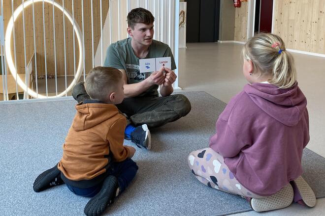 Kinder üben die Sprache des anderen