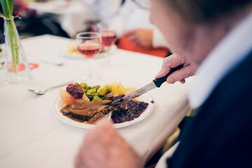 Gedeckter Tisch mit Essen und Weinglas