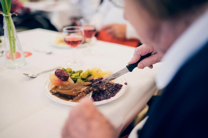 Gedeckter Tisch mit Essen und Weinglas