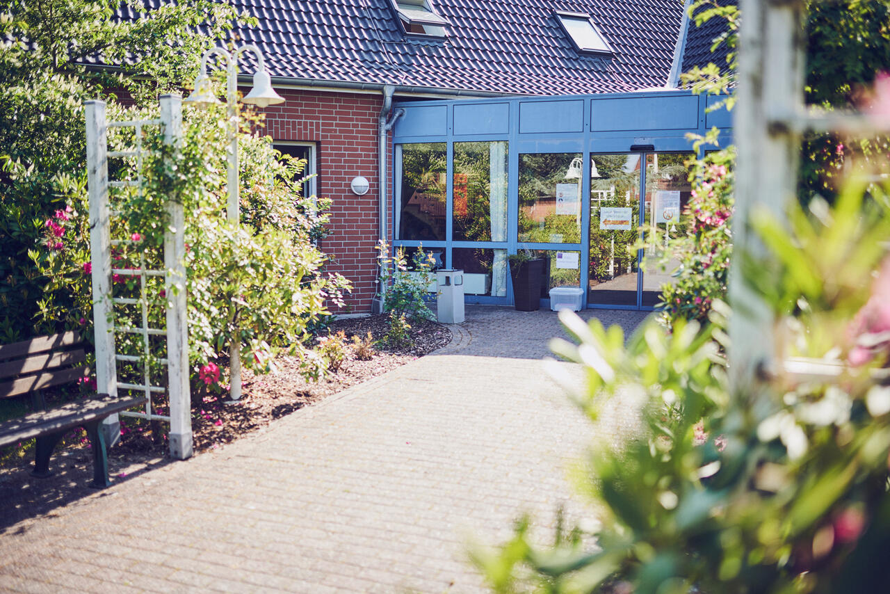 Eingang von dem Seniorenwohn- u. Pflegeheim Johanniter-Haus Wyk auf Föhr