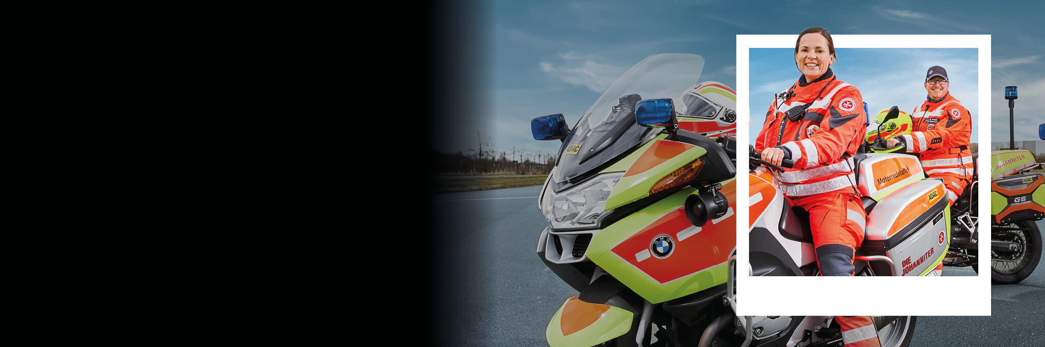 Ehrenamtliche Mitglieder einer Motorradstaffel in Einsatzkleidung auf ihren Fahrzeugen.