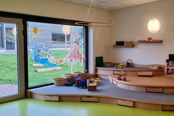 Großer Bau- und Spielteppich, bodentiefe Fenster.