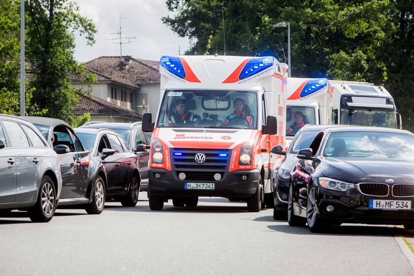 Zwei Rettungswagen kämpfen sich durch die Rettungsgasse