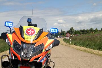 Einsatzmotorrad auf der Straße