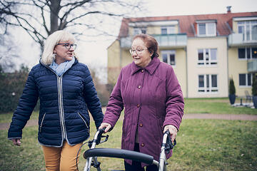 Zwei Damen beim Spaziergang im Garten eines Johanniterhauses
