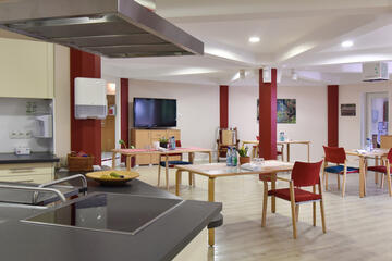 Hell gestalteter Speiseraum mit Tisch und Stühlen im Johanniterhaus Bonn.