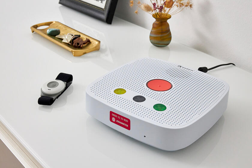 Johanniter-Hausnotrufgerät mit Armband für mehr Sicherheit im Alltag.