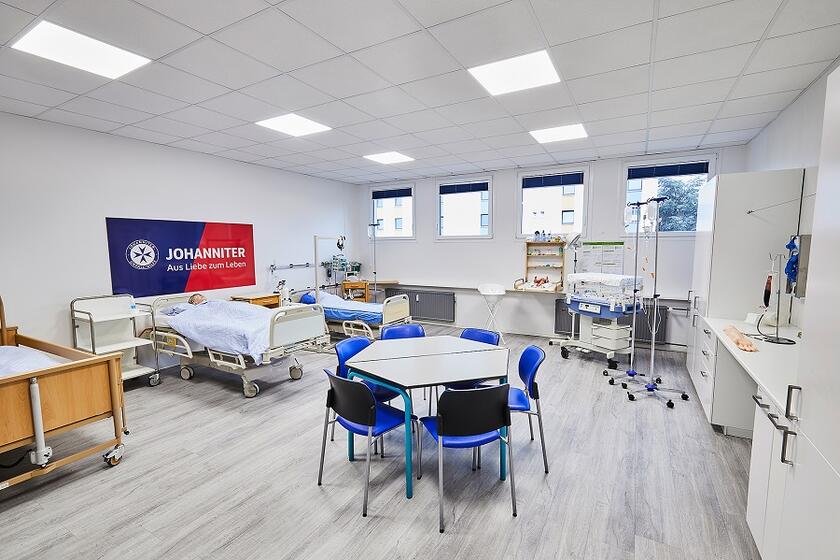 Im Lehrraum der Pflegeschule wird praxisnah unterrichtet.