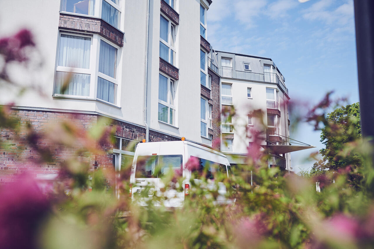 Teilansicht vom Johanniter-Transporter und dem Johanniter-Stift am Rosarium in Uetersen.