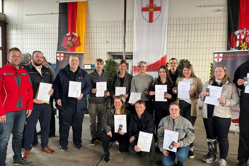Mitarbeitende des Regionalverbandes Mittelrhein halten Ihre Auszeichnung auf einem Gruppenfoto in die Kamera