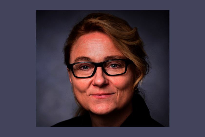 Frau Dr. Otto: Portraitaufnahme einer blonden Frau mit Brille.