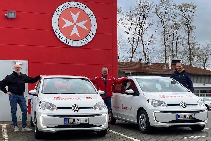 Dienststellenleiter freut sich über zwei neue e-Autos