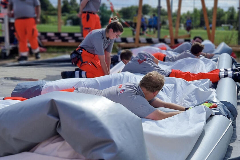 Der Sanitätsdienst ist eine starke Gemeinschaft. „Wir sind ein tolles Team“, sagt Malte Schröder. „Und haben viel Spaß zusammen.“ Wie zum Beispiel beim Abbau der Sanitätsstation bei den Lübecker Handballtagen.