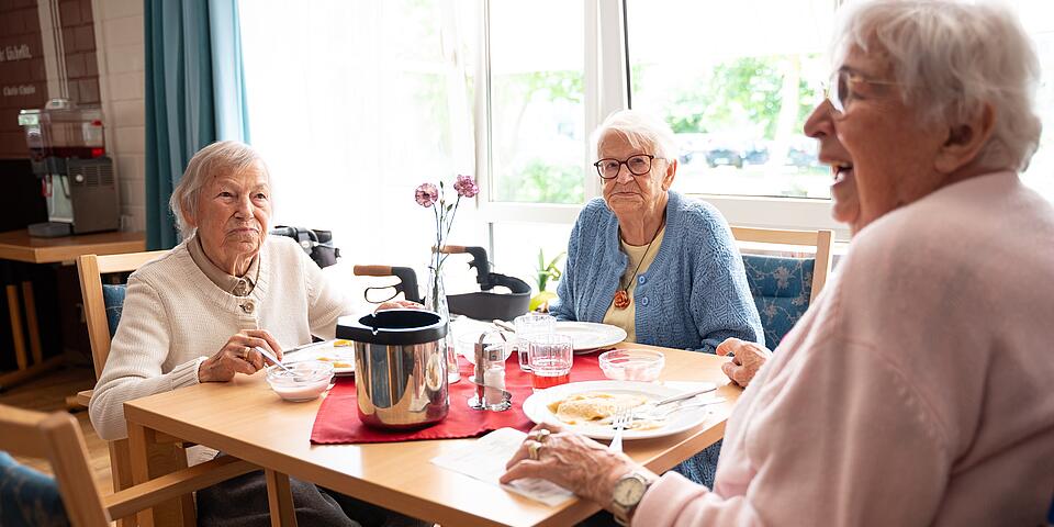 Drei Damen beim gemeinsamen Kaffee trinken