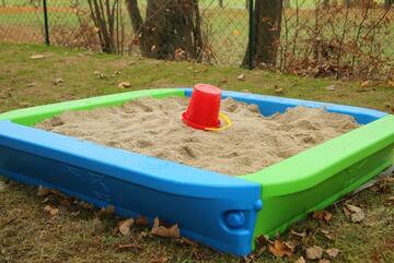 Sandkasten Johanniter-Kinderkrippe an der Mittelschule in Wenzenbach