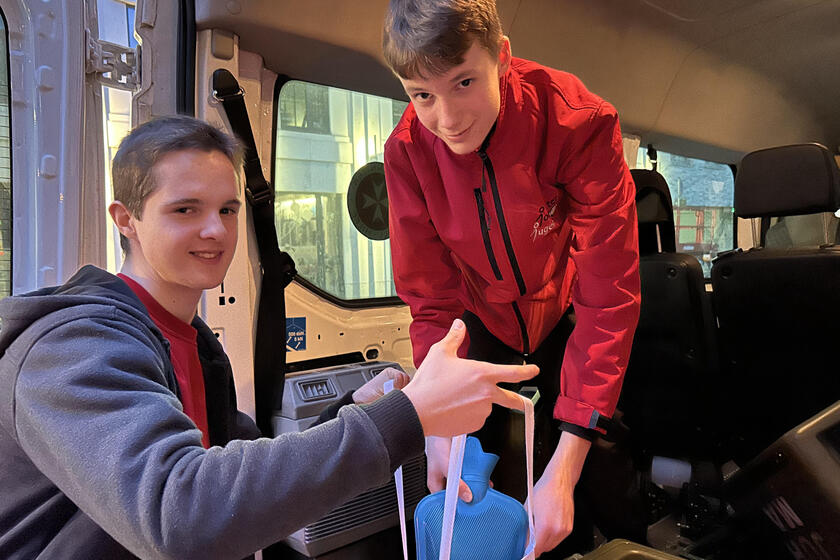 Die Johanniter-Jugend packt warme Kleidung, Decken und Wärmflaschen zum Verteilen ein.