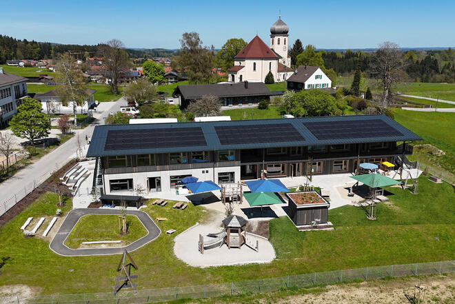 Luftbild der Einrichtung mit Christkönigskirche im Hintergrund.