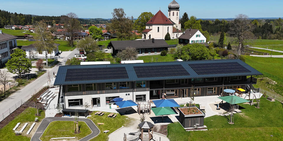 Luftbild der Einrichtung mit Christkönigskirche im Hintergrund.
