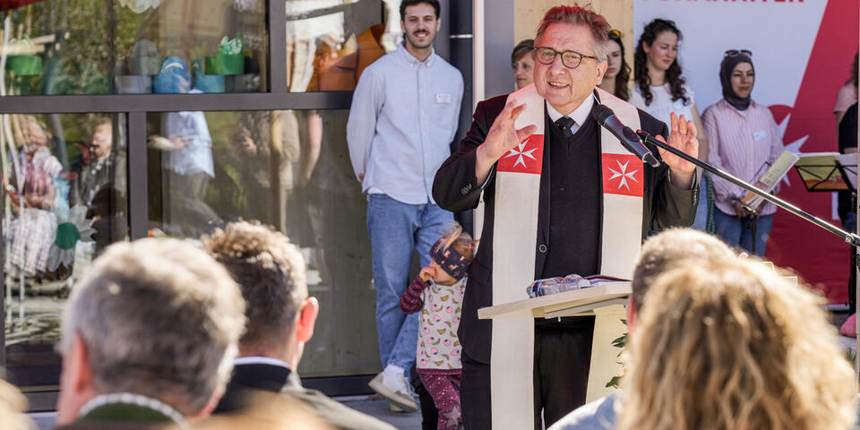 Johanniter-Regionalpfarrer Gottfried von Segnitz segnet das Haus und das Team.