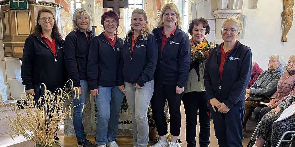 Gruppenfoto mehrerer Personen in der Kirche