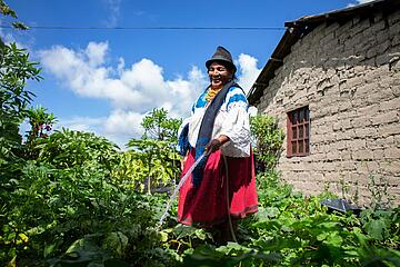 Indigene Kleinbäuerin in Ecuador