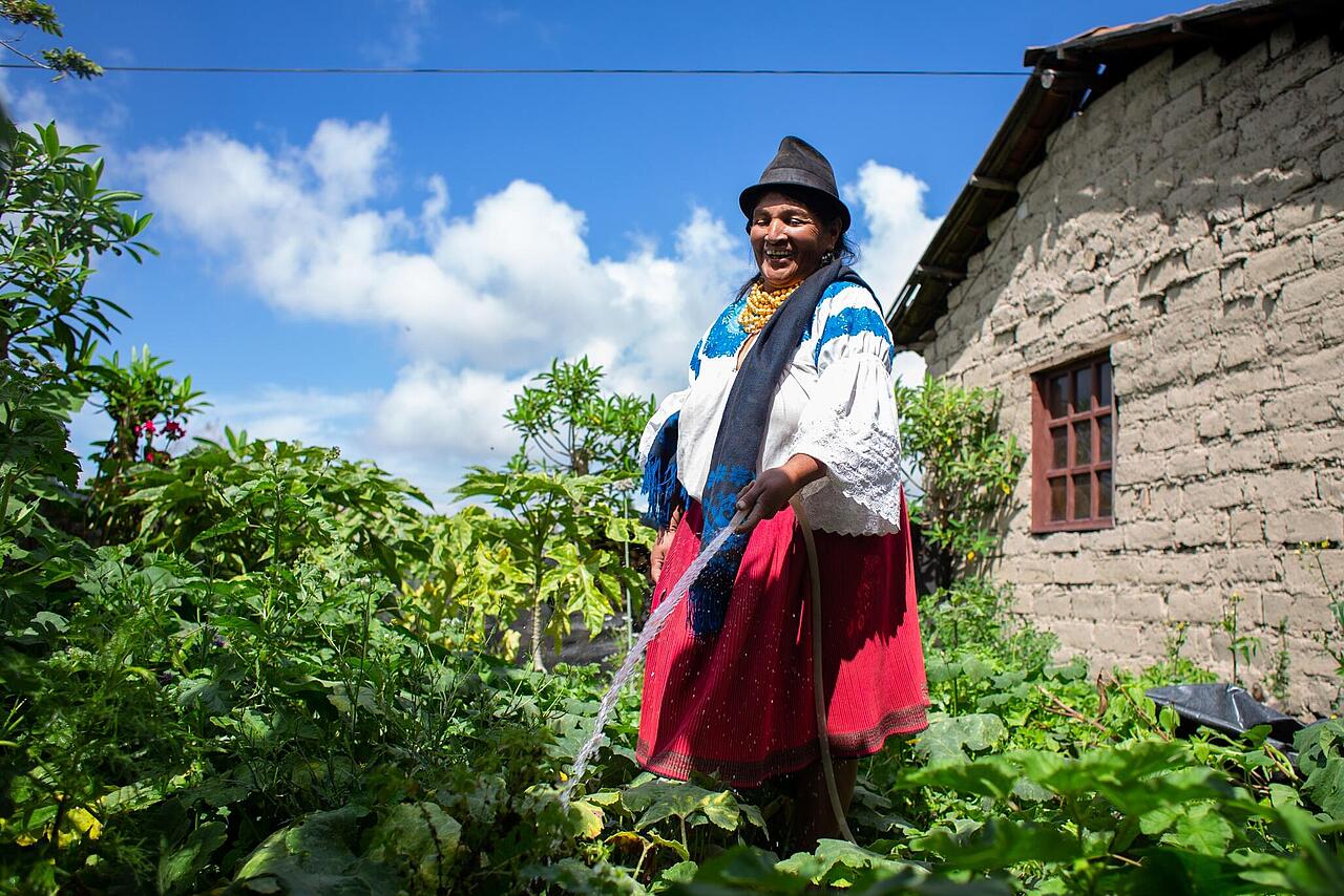 Indigene Kleinbäuerin in Ecuador