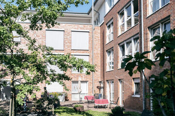 Blick auf die sonnige Fassade des Johanniter-Stift