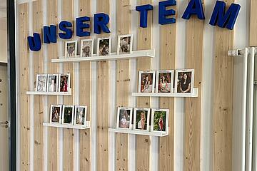 Eingangsbereich mit Teamfotos