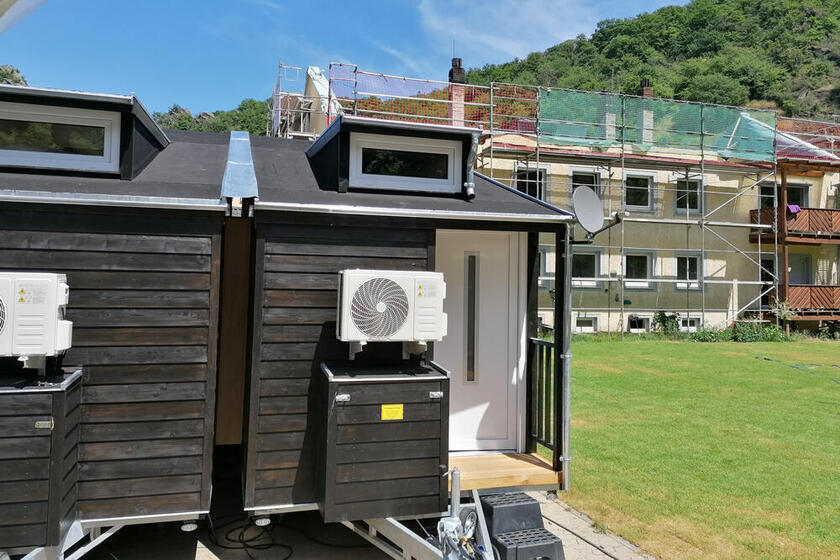 Tiny-Doppelhaus: Eingangstüren. Zu sehen ist auch die Heizung und der Technikkasten an der Außenwand.