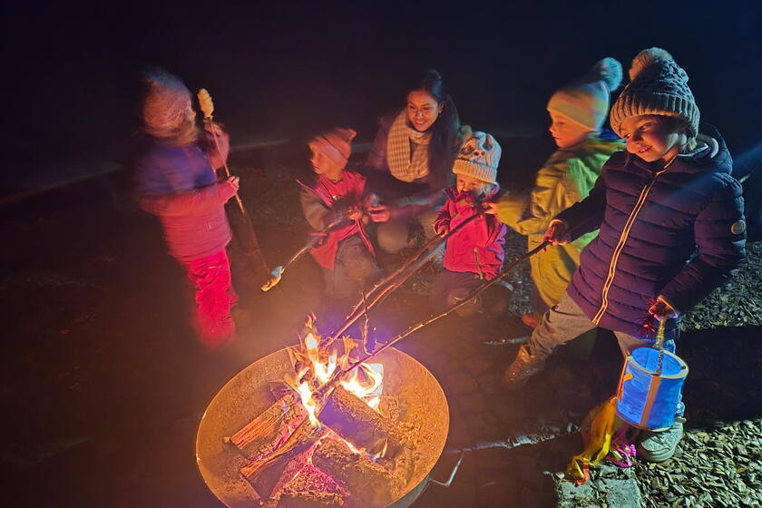 Kindergartenkinder grillen Stockbrot