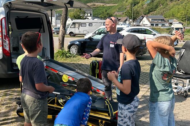 Beim Zeltlager der Johanniter in Dernau konnten die Kinder unter anderem einen Krankenwagen genau unter die Lupe nehmen. 