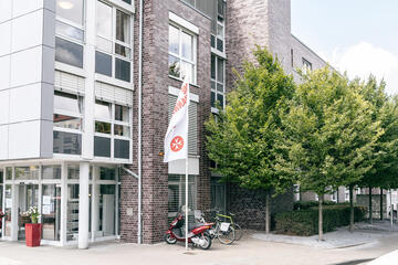 Eine Johanniterfahne schmückt den Eingangsbereich des Johanniter-Stiftes