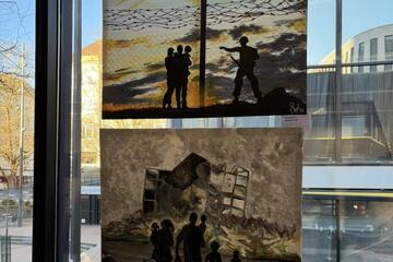 Kunstwerke in der Ausstellung mit verschiedenen Fluchtmotiven