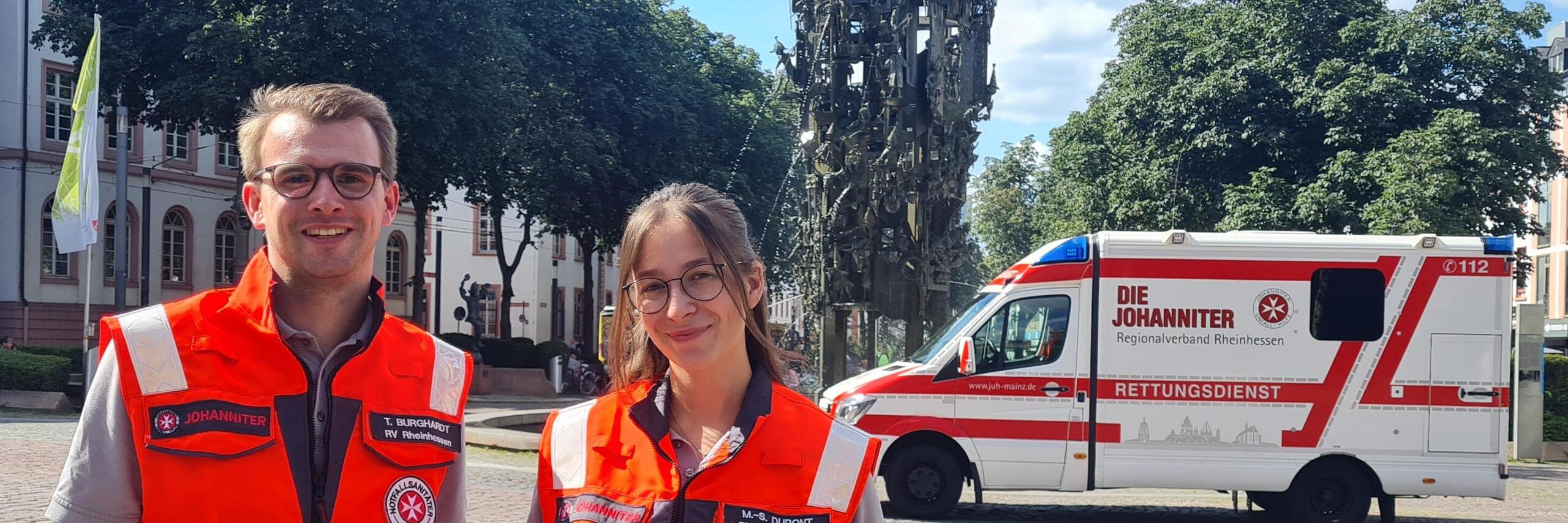 Zwei Notfallsanitäter vor dem Mainzer Fastnachtsbrunnen