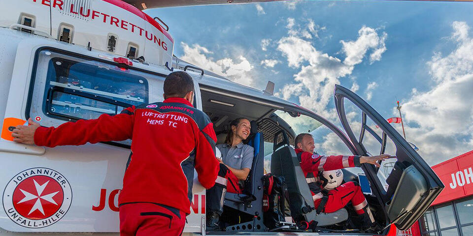 Hubschrauberbesatzung mit neuer Dienstkleidung.
