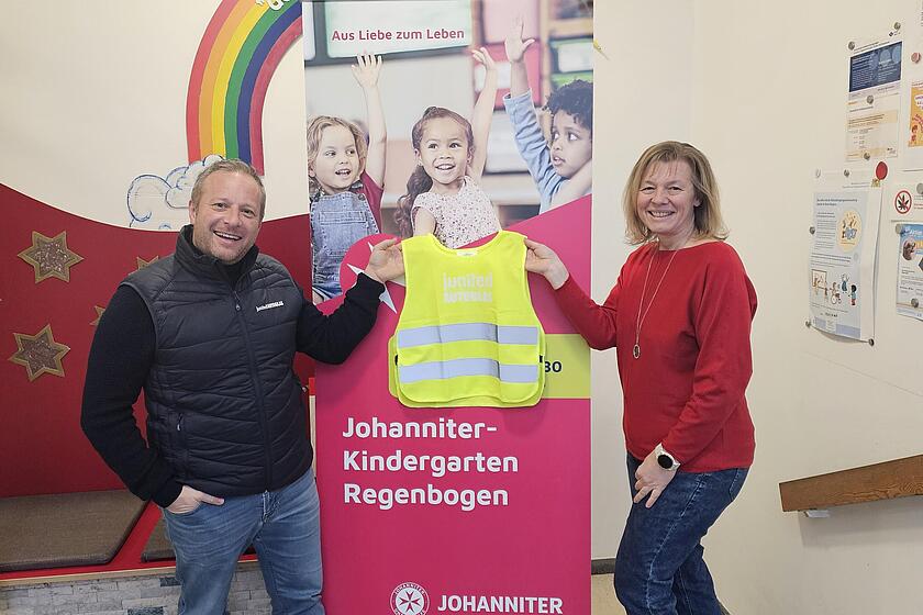 Geschäftsführer Thomas Bock und Einrichtungsleitung Tanja Ruckdäschel mit einer Warnweste.