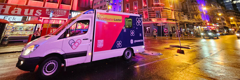 Der Johanniter-Pflasterlaster im Frankfurter Rotlichtviertel bei Nacht.
