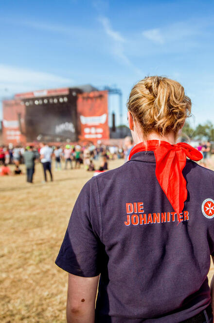 Zwei Helferinnen der Johanniter beim Deichbrand-Festival.