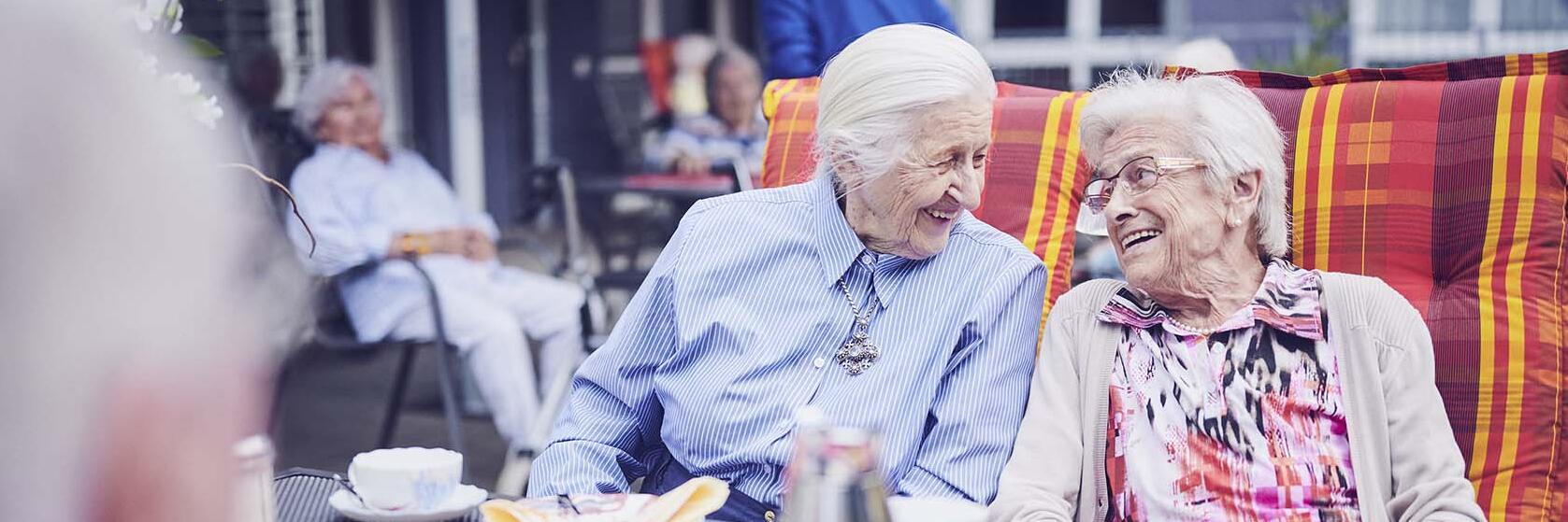 Bewohnerinnen beim Kaffee trinken auf der Terasse