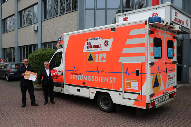 Johanniter-Regionalvorstand Oliver Pitsch (l.) und der Vorstandsvorsitzende der KV Hessen, Frank Dastych (r.), vor dem RTW der Johanniter für die Ukraine.